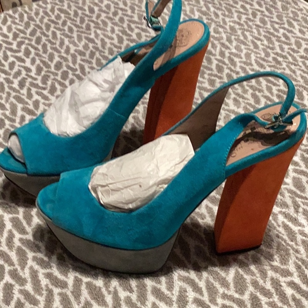 Vince Camuto Suede Platforms. EUC. Gorgeous platform sandals. Size 8 USA. 38 EU